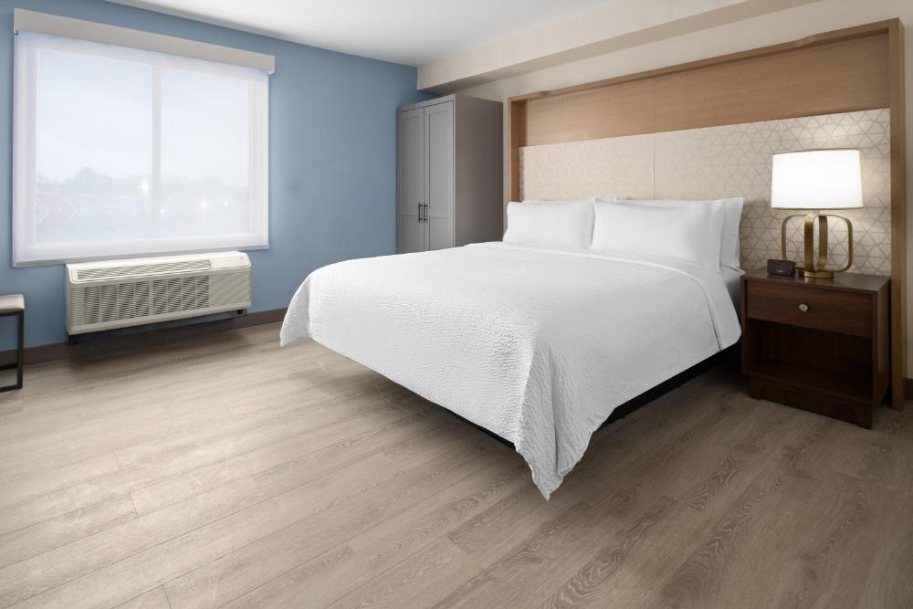 Standard King Room - Communications/Mobility Accessible interior